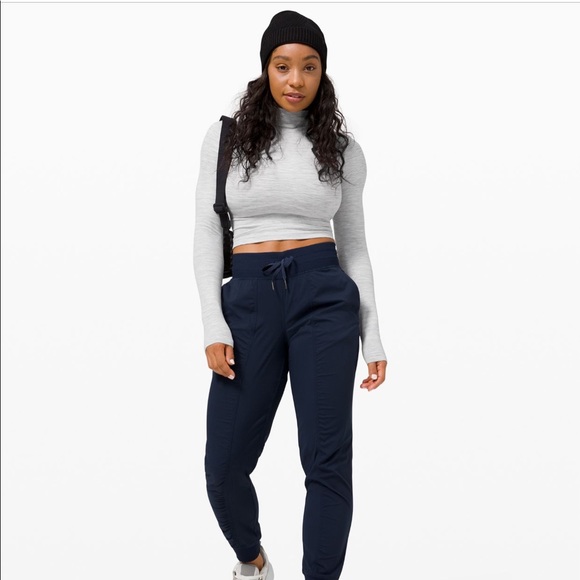 LOOKING FOR :All Aligned mock neck lululemon shirt - Picture 2 of 2